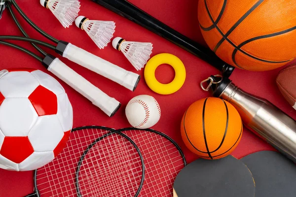 Composición de diversos equipos deportivos para fitness y juegos — Foto de Stock