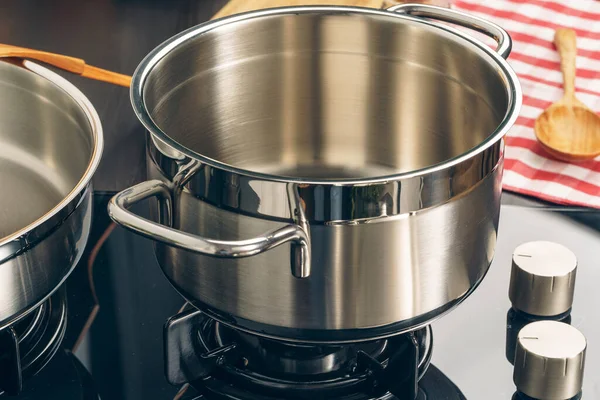 Panela limpa em um fogão a gás na cozinha — Fotografia de Stock