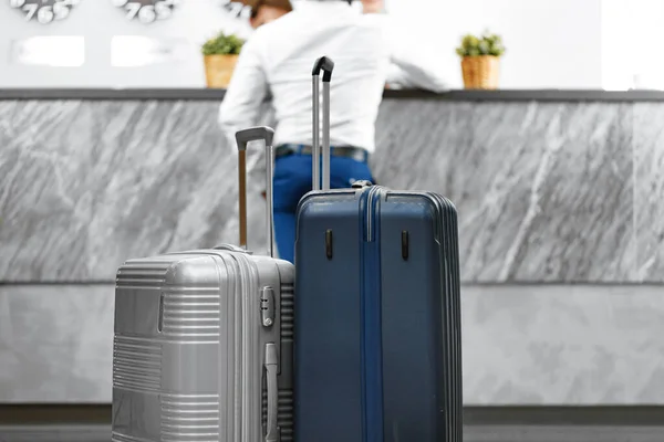 Empresário irreconhecível de pé com mala de bagagem no lobby do hotel — Fotografia de Stock