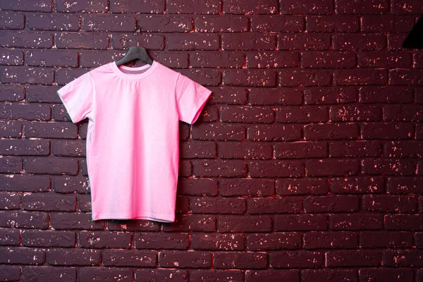 T-shirt bianca appesa al gancio contro muro di mattoni — Foto Stock