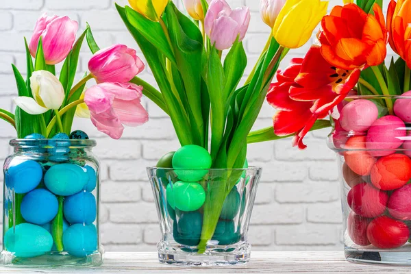 イースターの装飾。色付きの卵を持つ花花束 — ストック写真