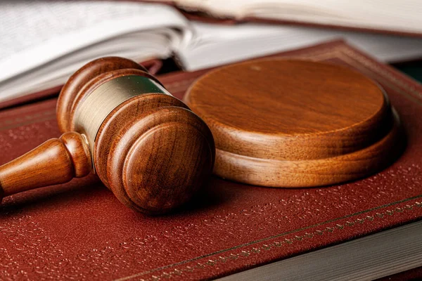 Close up of a brown wooden gavel and book — Stock Photo, Image
