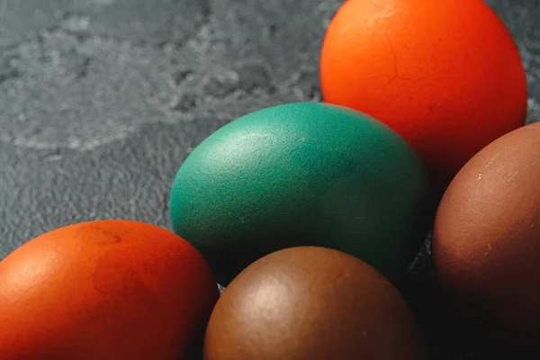 Ovos de Páscoa em um fundo escuro — Fotografia de Stock