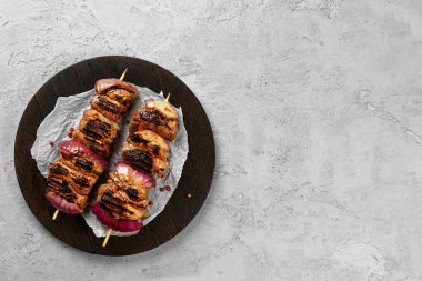 Güvertede ızgara et şişleri servis ediliyor.