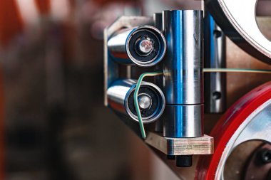 Bir fabrikada kablo üretimi süreci