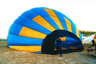 Sıcak hava balonunu kapat ve uçuşa hazırlan.