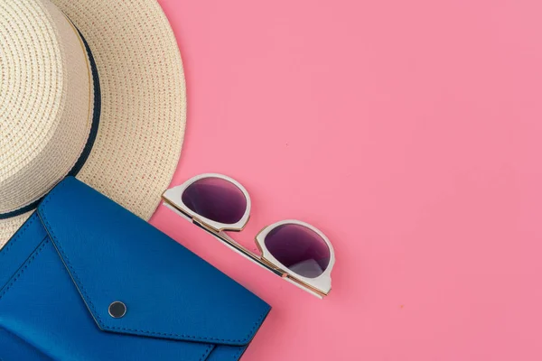 Vrouwelijke strohoed en zonnebril voor strandvakantie bovenaanzicht — Stockfoto