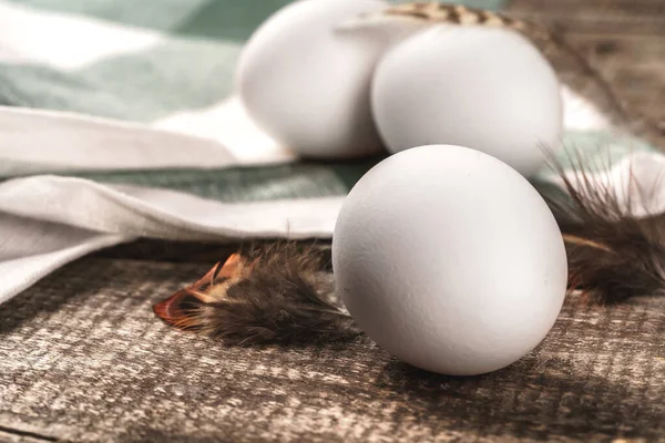 天然木のテーブルの上で新鮮な鶏の卵のクローズアップ — ストック写真