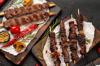Tahtada servis edilen şişler üzerinde ızgara Lula kebabı.
