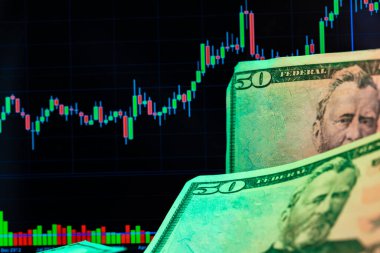 Amerikan doları banknotları ve siyah arkaplan grafiği