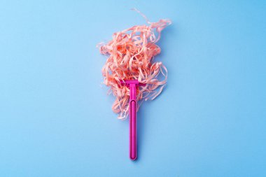 Tek kullanımlık tıraş makinesi ve yırtık kağıt üst görünümü