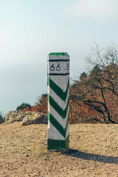 Penanda pilar beton di puncak gunung — Stok Foto