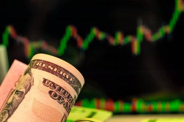 Amerikan doları banknotları ve siyah arkaplan grafiği