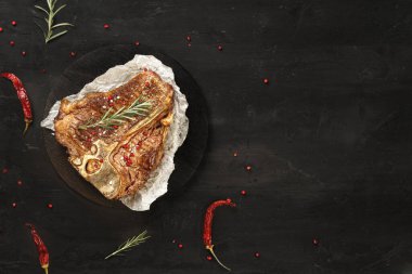 Siyah masada ızgara biftek manzarası var.