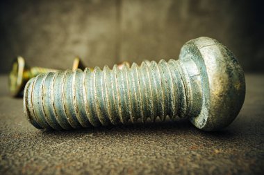 Birçok metal vida beton kapalı