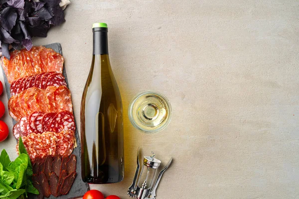 肉スライスとワインを灰色の背景に — ストック写真