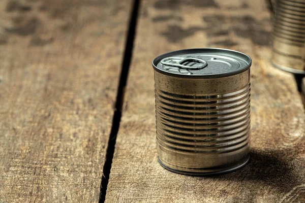 Latas de lata com comida na mesa. — Fotografia de Stock