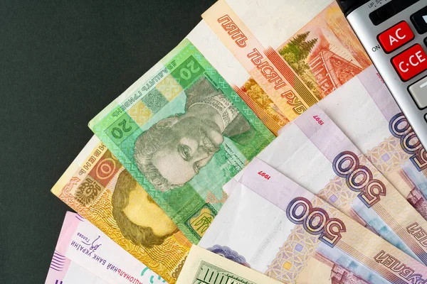 Pilha de dinheiro de perto, três dólares americanos, rublos russos e hryvnias ucranianas — Fotografia de Stock