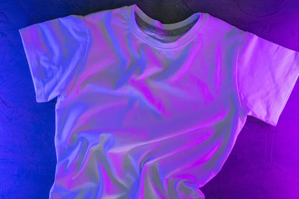 T-shirt unisex di colore bianco in luce neon — Foto Stock