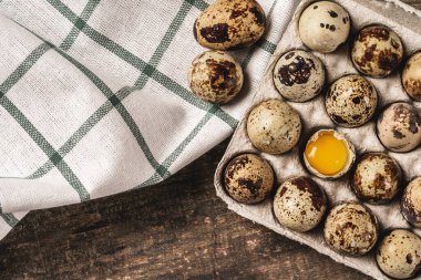 Karton kutuda bıldırcın yumurtası..