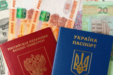 Rus ve Ukrayna pasaportu Rus ve Ukrayna para banknotları üzerine