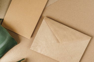 Yapraklı düz karton maketi.