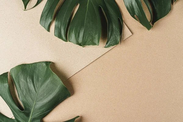 Platte lay ambachtelijke papieren kaart mockup met bladeren — Stockfoto