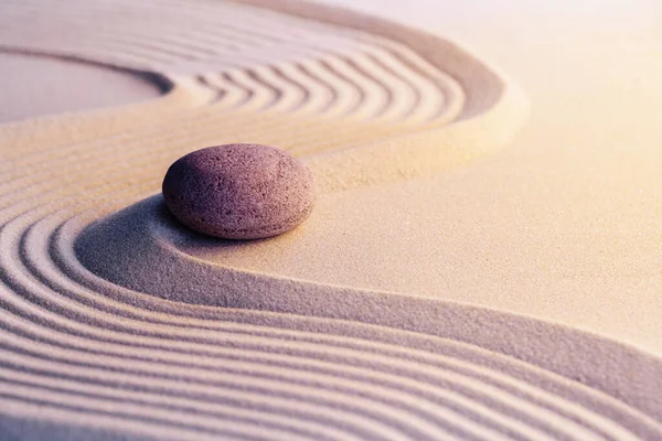 Meditación zen jardín con piedras sobre arena — Foto de Stock