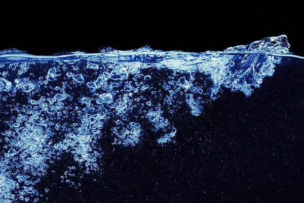 Сплеск води в акваріумі ізольовано на чорному тлі — стокове фото