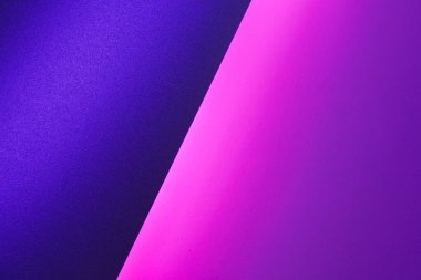 Boş kağıt çarşaflar neon bir mor ışıkta sarılmış.