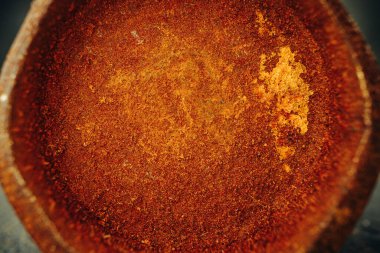 Gri arka planda eski paslı cıvata