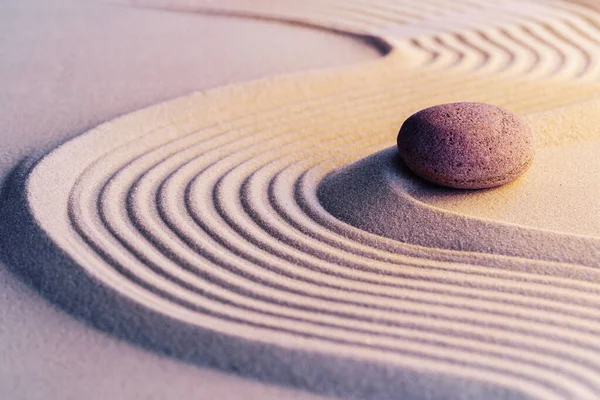 Meditazione zen giardino con pietre sulla sabbia — Foto Stock