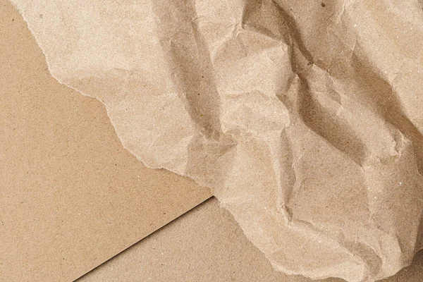 Συντριμμένο χαρτί χειροτεχνίας με φύλλα χαρτοκιβωτίων κοντά — Φωτογραφία Αρχείου