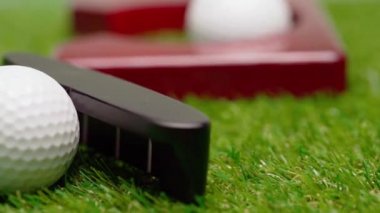 Arka planda mini golf ekipmanları. Yakın plan.