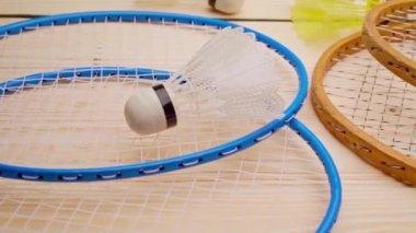 Badminton raketleri ve tahta arka planda mekik penisi. Yakın plan.