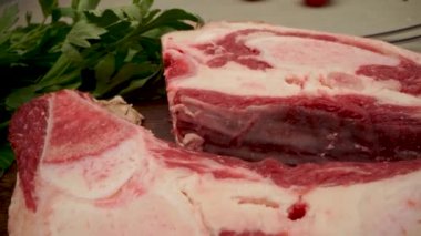 Tahtada çiğ et fileto var. Yaklaş.