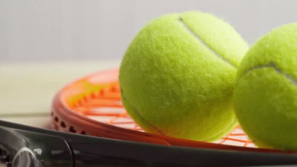 Tennis racket och bollar närbild — Stockvideo