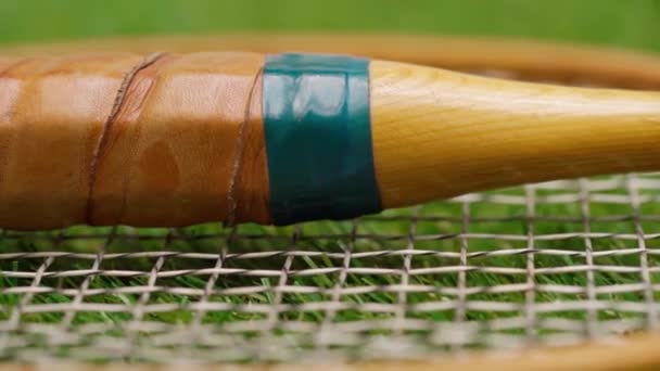 Sluiten van badminton rackets liggend op gras — Stockvideo