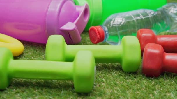 Fitnesstoestellen op groen gras close-up — Stockvideo