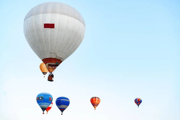 Sıcak hava balonu gökyüzünde uçuyor — Stok fotoğraf