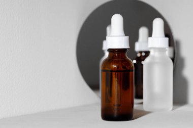 Cam kavanoz kozmetik yağı ve aynalı yaratıcı fotoğraf