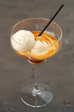 Bardakta servis edilen dondurmalı Affogato kahvesi.
