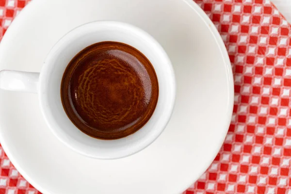 Taza de café expreso en platillo de cerca — Foto de Stock