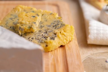 Mavi peynirin bir parçasını kapat