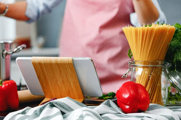 Mulher irreconhecível cozinhar algo perto do fogão na cozinha de perto — Fotografia de Stock