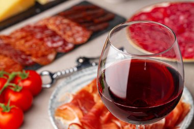 Gri arka planda et dilimleme ve şarap