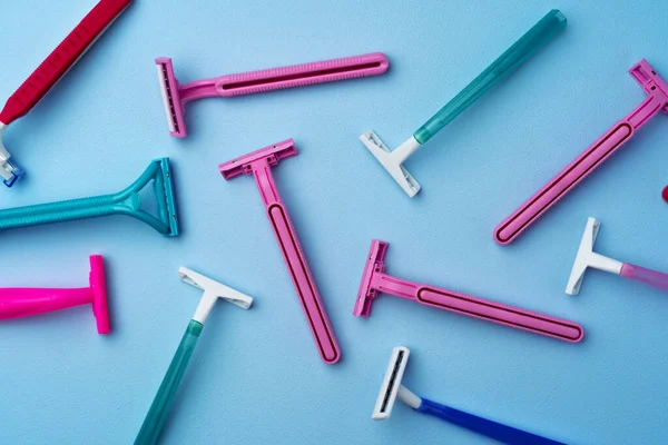 Set of disposable razors for women on blue background — Stock Photo, Image