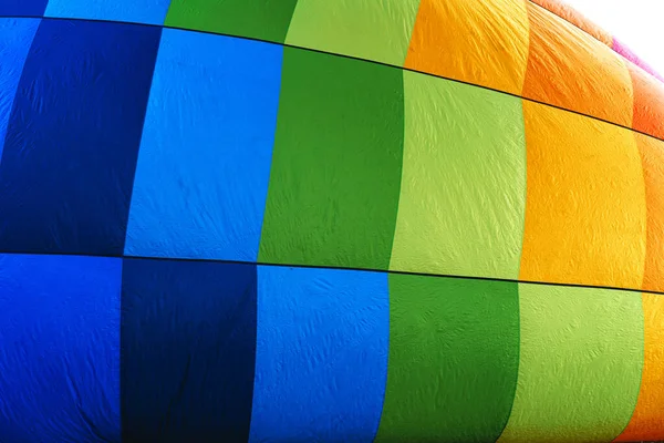 Nahaufnahme: Heißluftballon bereitet sich auf den Flug vor — Stockfoto