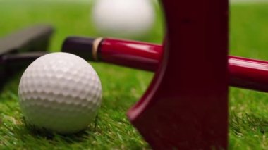 Arka planda mini golf ekipmanları. Yakın plan.