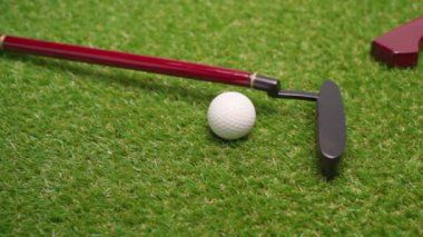 Arka planda mini golf ekipmanları. Yakın plan.